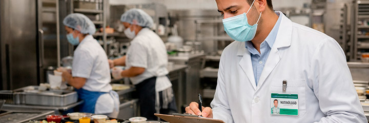Nutriólogo en una cocina