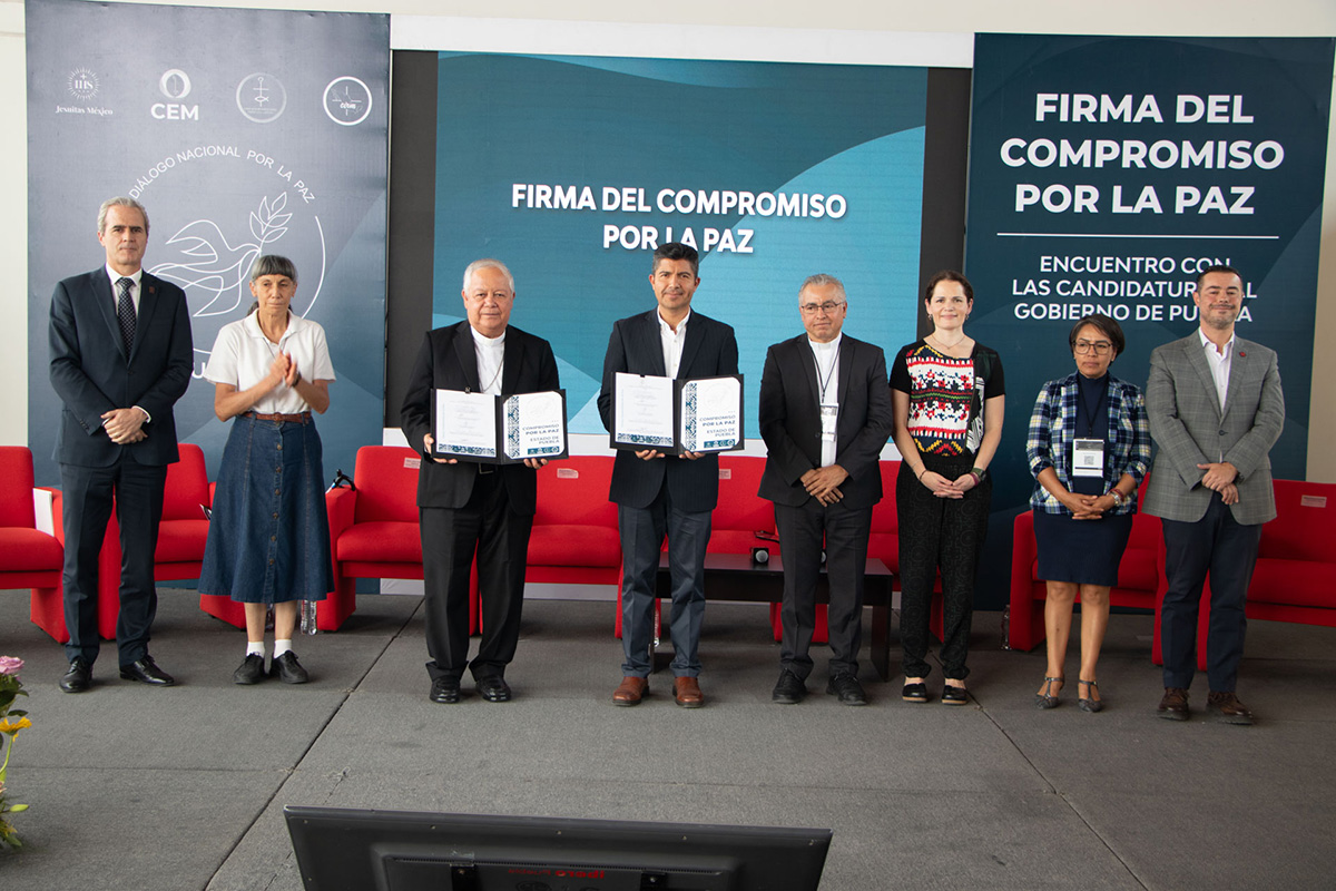 Firma compromiso por la paz Eduardo Rivera