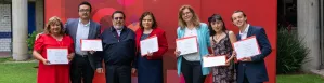 Alumnos orgullosos con su diploma